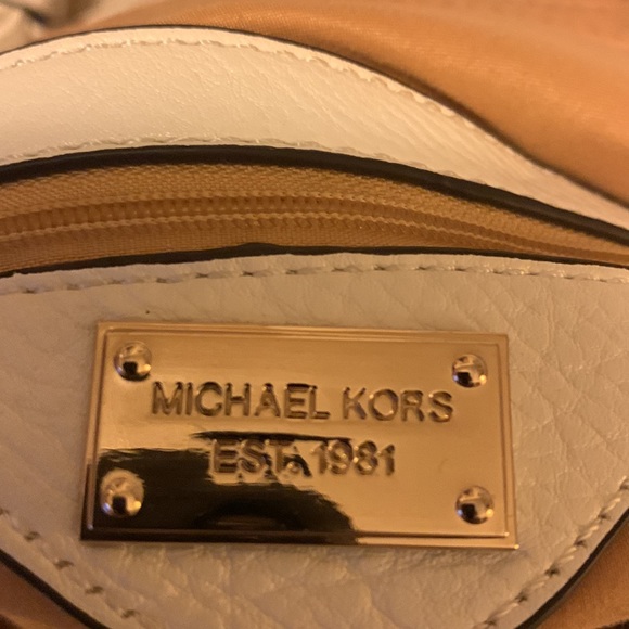 Michael Kors large bag. Used a few times. Almost new. - Picture 4 of 6